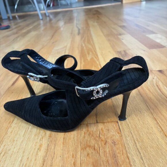 CHANEL 100% Authentic Vintage Heeled Sandals - Picture 2 of 16